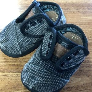 Toms baby shoes